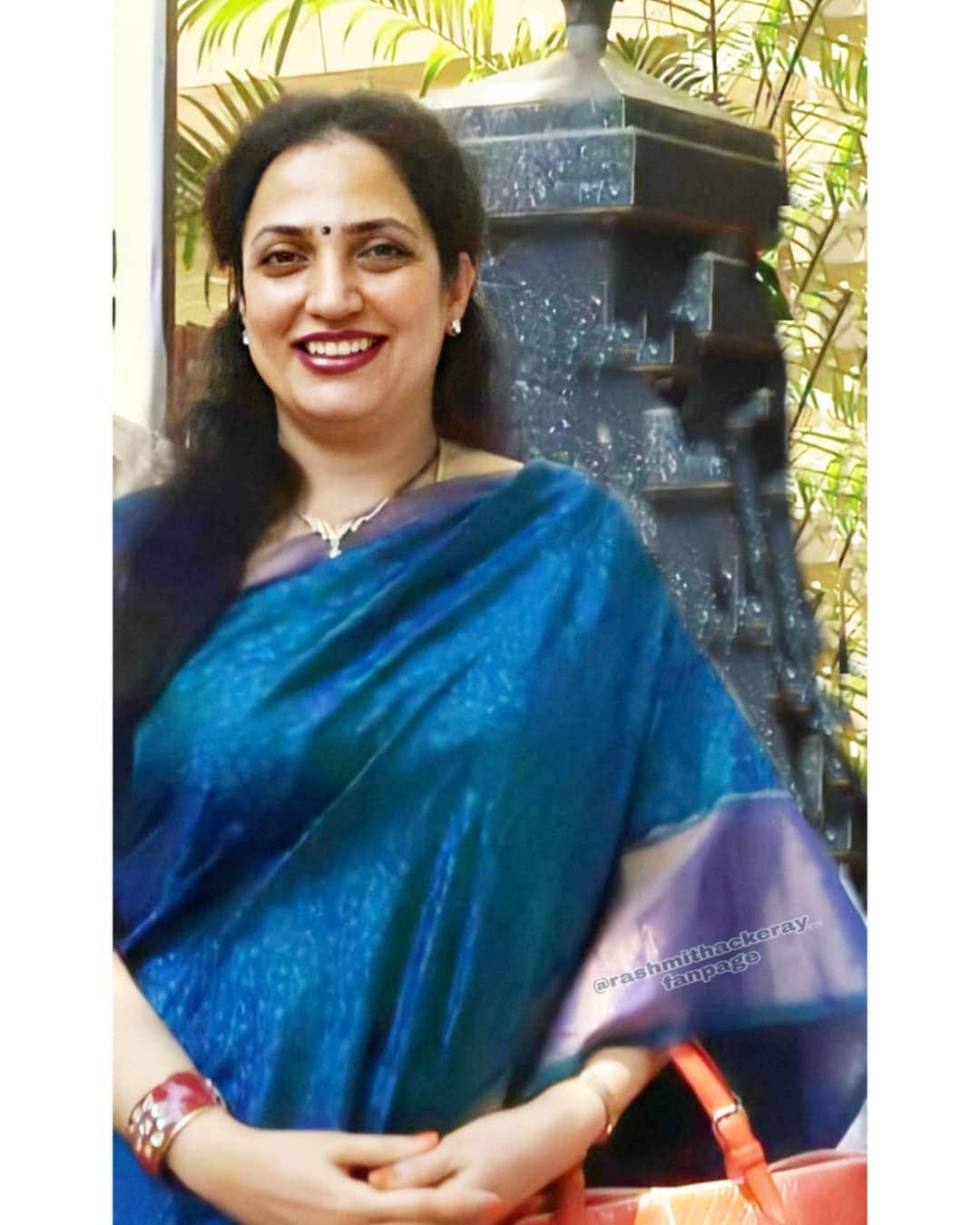एलआयसीमध्ये नोकरी करत असताना त्यांची जयवंती ठाकरे यांच्याबरोबर मैत्री झाली. जयवंती या मनसे अध्यक्ष राज ठाकरे यांची बहिण आहे.