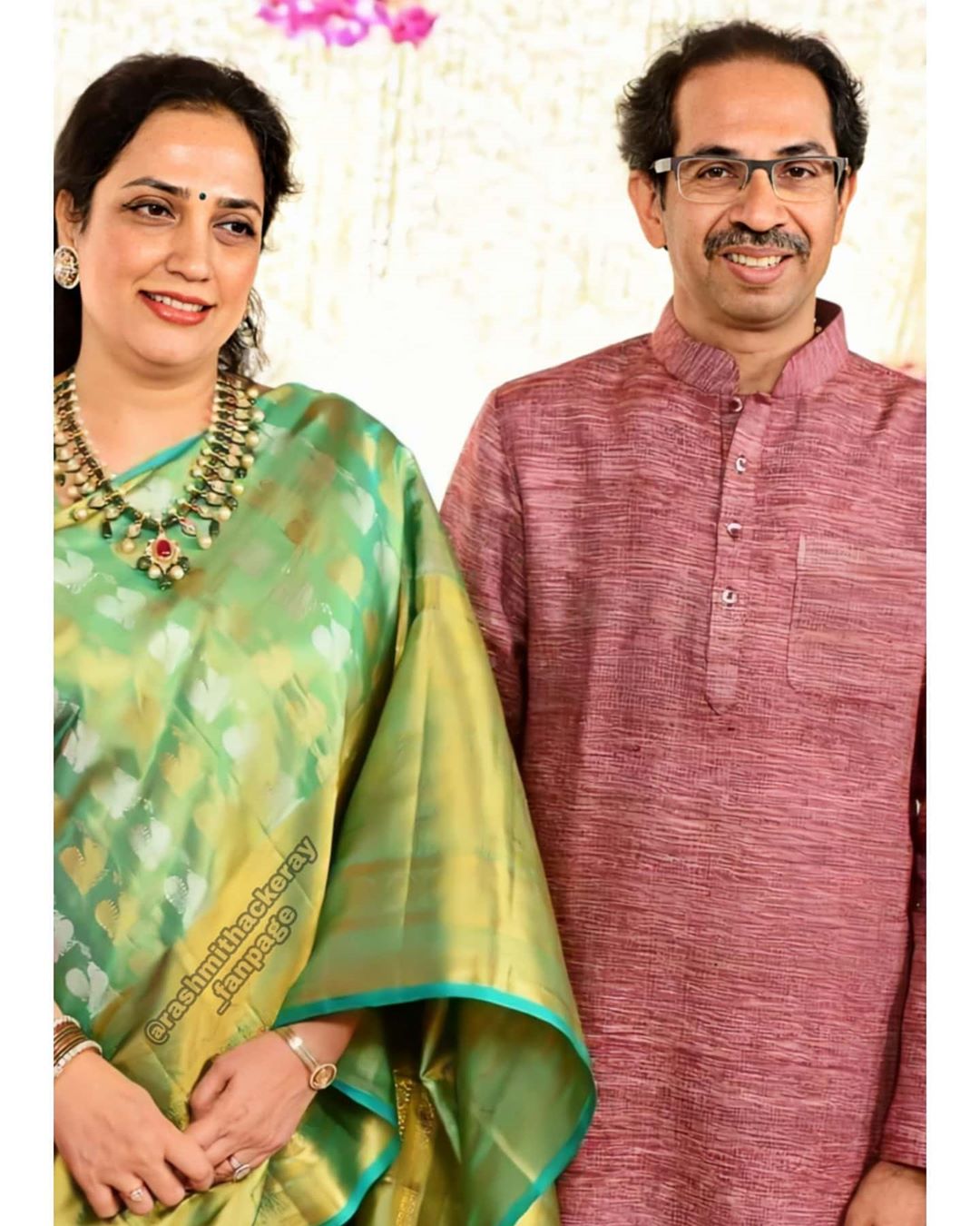 रश्मी ठाकरे यांचा राजकीय निर्णयांमध्ये किती सहभाग आहे हे ठाऊक नाही. पण शिवसेनेच्या कठीण काळात त्यांनी पक्षाला बांधून ठेवण्यात महत्त्वाची भूमिका बजावली.