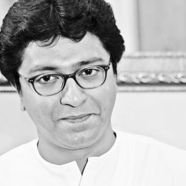 ‘मॅट्रिकला असताना तुम्हाला प्रत्येक विषयात ३५ मार्क असं काहीतरी आम्ही ऐकलयं,’ असे मिश्र म्हणाले. त्यावर राज यांनी थेट दहावीचा विषय काढला. “दहावीला मला ३७ टक्के होते. त्यामुळेच बोर्डात पहिला क्रमांक आलेल्या, दुसरा क्रमांक आलेल्या आणि चांगल्या मार्कांनी उत्तीर्ण झालेल्या शालेय विद्यार्थ्यांचा सत्कार करायला मी जातच नाही.