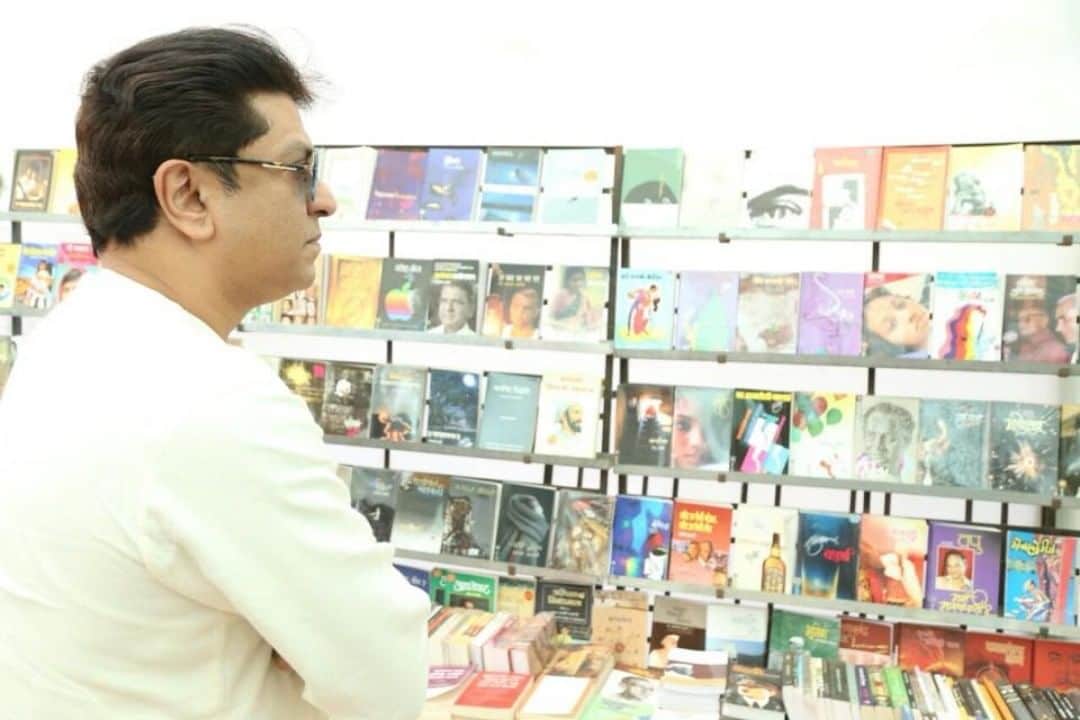 "नाही म्हणजे कुठल्या तोंडाने जायचं असा प्रश्न पडतो. एकदाच मी असा सत्कार केला होता. तेव्हा भाषणात मी लोकशाही याला म्हणतात असं सांगितलं होतं. ज्याला बोर्डात ३७ टक्के पडलेत तो बोर्डात आलेल्याचा सत्कार करतोय याला लोकशाही म्हणतात असं मी म्हणालो होतो,” अशी आठवण राज यांनी सांगितली गर्दीतून हास्याचे कारंजे उडाले.