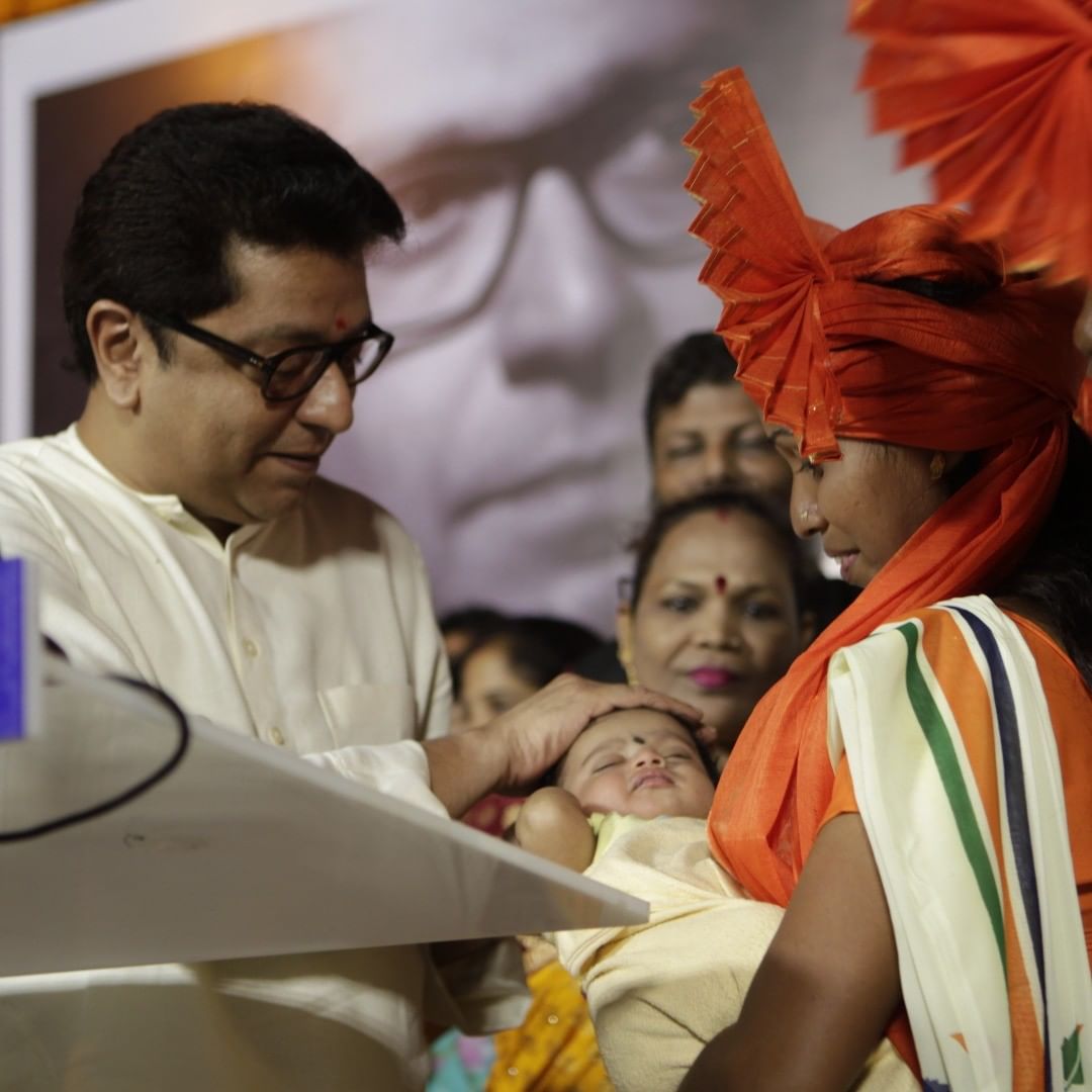 राज ठाकरे छत्रपती शिवाजी महाजारांवरील चित्रपट बनवताना इतर गोष्टी सांगताना महाराजांनी राज्य कारभाराची घडी नीट बसावी म्हणून तयार केलेलं मंत्रिमंडळ, जहागिऱ्यांचा उल्लेख केला. “महाराजांनी त्यांचे मंत्रिमंडळ उभारलं. आपण आज जे चिटणीस, सरचिटणीस, पंतप्रधान, सरदेशमुख हे सगळे शब्द वापरतो ते महाराजांच्या काळातील आहेत,” असं राज म्हणाले.