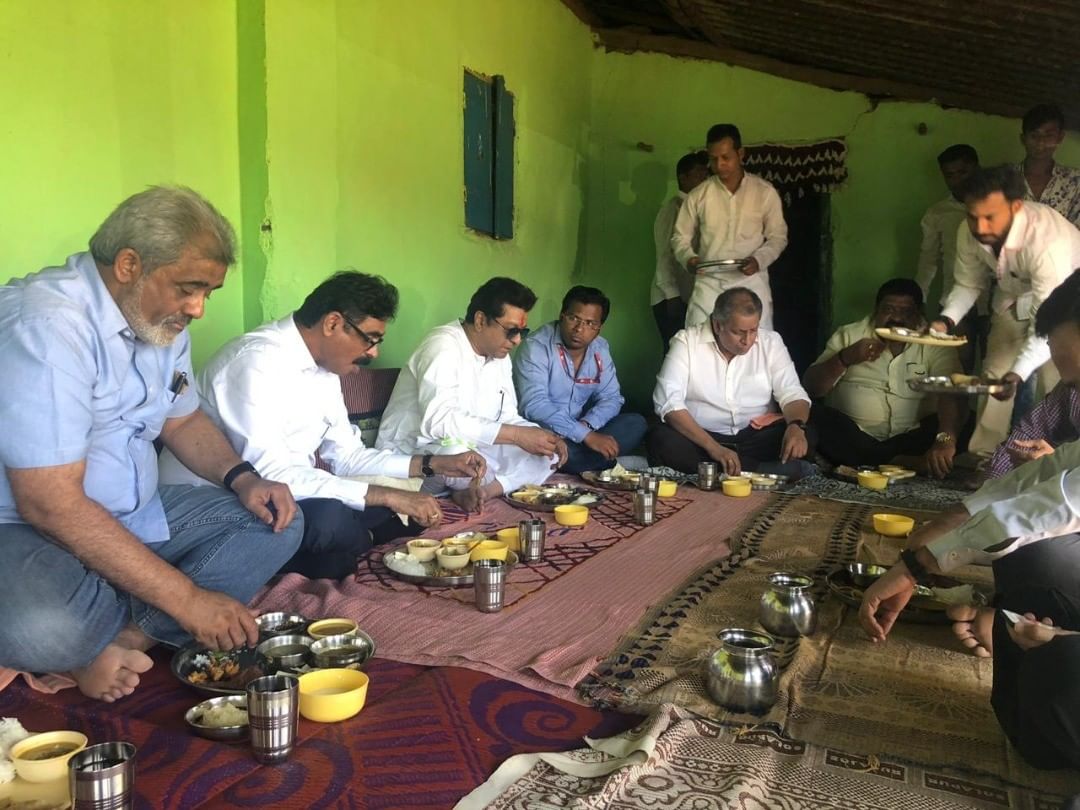 नंतर दोन वर्षांनी घडलेला एक प्रसंग सांगितला. 'दोन वर्षानंतर पाण्याचं उकळतं भांड माझ्या अंगावर पडल्यानं मी भाजलो होतो. जवळजवळ सहा ते सात महिने मी घरी होतो. पण ज्यावेळी माझ्या अंगावर भांड पडून मला भाजलं, तेव्हा आईनं रडत बाळासाहेबांना फोन केला. बाळासाहेब लगेच टॅक्सीनं मला भेटायला आले होते. आईनं फोन केल्यानंतर बाळासाहेब होते, त्या कपड्यांवर म्हणजेच लुंगी आणि बनियानवर मला भेटायला आले होते,” अशी आठवण राज यांनी सांगितली.