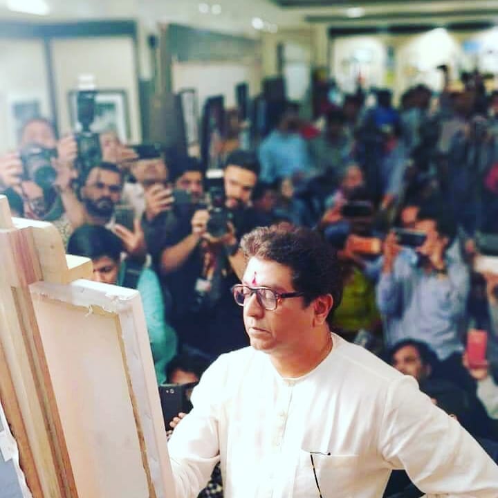 “याच काळात रेकॉर्डेड एलपी यायच्या. अशीच एक शोले चित्रपटातील डायलॉगची एलपी बाळासाहेबांनी मला दिली होती. त्यानंतर पुढील काही महिन्यांमध्ये मला शोले चित्रपट संपूर्ण पाठ झाला. शोले चित्रपट १९७५ ला प्रदर्शित झाल्यानंतर जवळपास पाच वर्षांनी म्हणजेच १९८० साली आई मला तो चित्रपट पाहण्यासाठी थेअटरमध्ये घेऊन गेली होती. थेअटरमध्ये जसा तो चित्रपट सुरु झाला, तसा मी तो चित्रपट बोलत होतो. संपूर्ण चित्रपट बोललो. न पाहता संपूर्ण डायलॉग पाठ असलेला तो एकमेव चित्रपट होता,” असा भन्नाट किस्सा राज यांनी सांगितला.