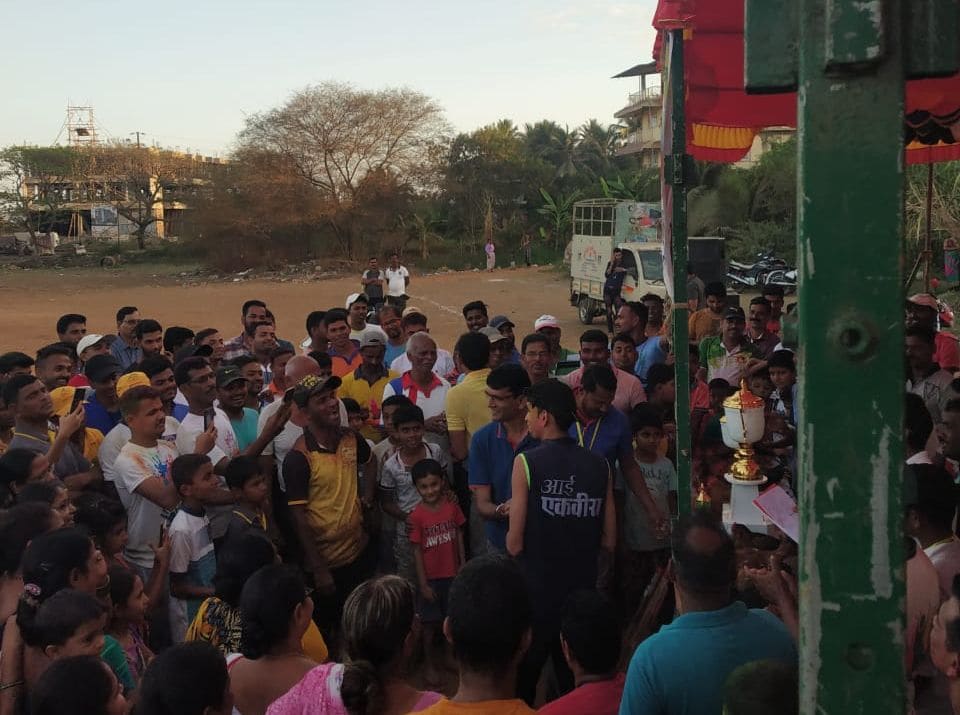 होळी व धुलीवंदन सणाचे औचित्य साधून वसईतील पुरापाडा येथील आगरी समाजाने क्रिकेट सामन्याचे आयोजन केलं होतं.