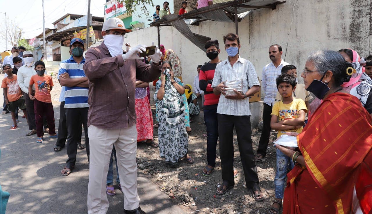 देशात करोनाचा प्रादुर्भाव होऊ नये यासाठी सर्वत्र लॉकडाउन करण्यात आला आहे. संचारबंदी लागू आहे. यामुळे बेघर, निराश्रितांवर उपासमारीची वेळ आली आहे. मात्र शासनाच्या शिवभोजन थाळी योजनेअंतर्गत या लोकांना पोटभर जेवण मिळत आहे. (सर्व छायाचित्र : पवन खेंगरे)