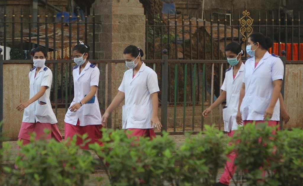 मुंबईतील केइएम रुग्णालायातील परिचारिका देखील अशा कठीण काळात अत्यंत निष्ठेने आपले कर्तव्य पार पाडत आहेत.