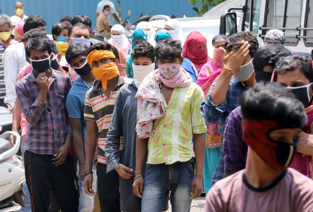 देशात तसंच राज्यात करोनाचा प्रादुर्भाव वाढत आहे. सरकारनं खबरदारीचा उपाय म्हणून अनेक उपाययोजना केल्या आहेत. सरकारसोबतच अनेक संस्थाही करोनाविरोधातील लढ्यात आपला हातभार लावत आहेत. (सर्व फोटो - पवन खेंगरे)