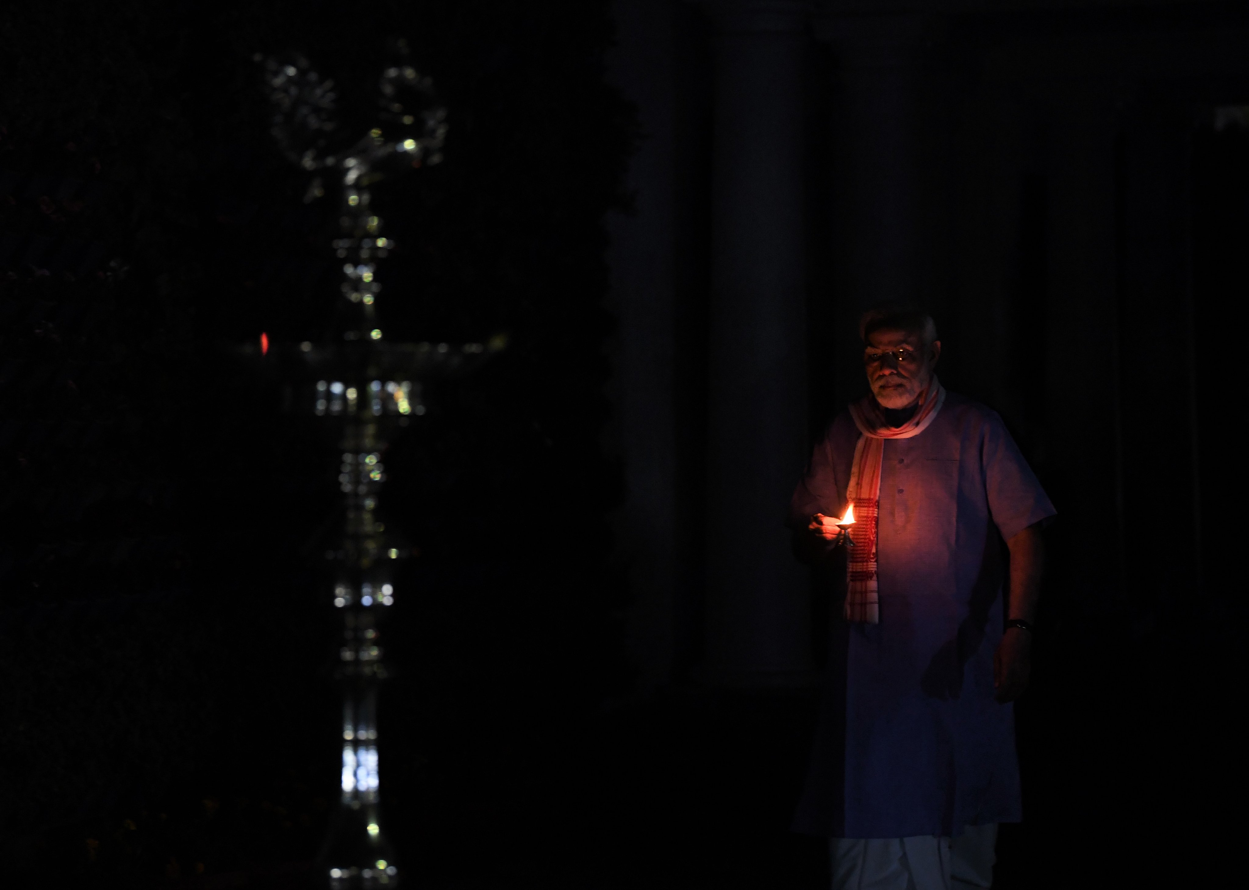 पंतप्रधान मोदी समई लावताना (Photo Twitter/@PIB_India)