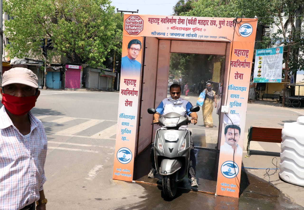 देशात सध्या करोनाग्रस्तांची संख्या मोठ्या प्रमाणात वाढत आहे. अशा परिस्थितीत सरकारनं अनेक पावलं उचलली आहेत. ( सर्व फोटो - पवन खेंगरे)