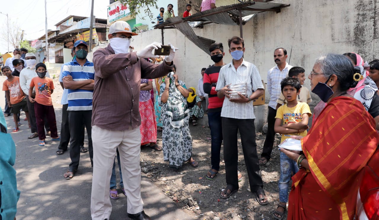 शिवभोजन थाळीचे स्वरुप आता बदलले असून पॅक्ड फूड अर्थात बंद डब्यामधून हे जेवण दिलं जातंय.