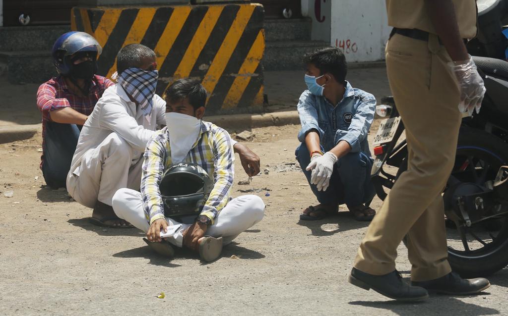 हे पाहता प्रशासनाने आता अधिक कडक भूमिका घेतल्याचे दिसत आहे. वेळोवेळी बजावून देखील काही नागरिकांना समजत नसल्याने, आता त्यांच्यावर गुन्हे दाखल करणे सुरू केले आहे.