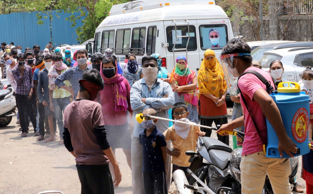पुण्यातील शिवाजीनगर पोलीस कॉलनीमधील पोलिसांच्या कुटुंबीयांसाठी शनिवारी वैद्यकीय चाचणी घेण्यात आली.