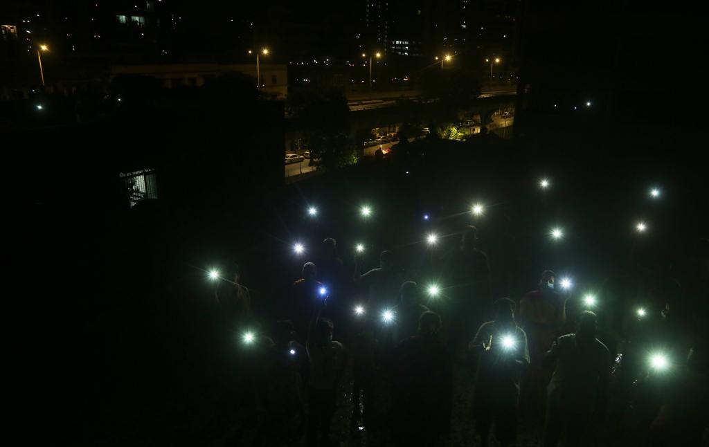 मुंबईतील लालबाग परिसरातील नागरिकांनी पंतप्रधान नरेंद्र मोदींच्या आवाहनास प्रतिसाद देत रात्री ९ वाजून ९ मिनिटांनी घरातील लाईट बंद करून दिवे पेटवले. मेणबत्या पेटवल्या तसेच मोबाइलाचा टॉर्चचा प्रकाश दाखवून करोनाररूपी संकटावर मात करण्याचा निर्धार दर्शवला... (फोटो- प्रशांत नाडकर)