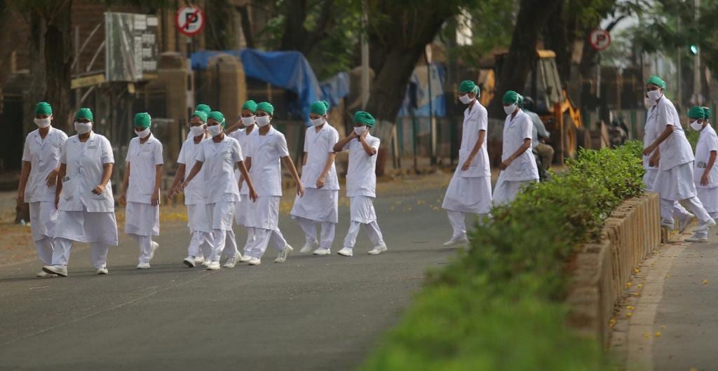 देशासह राज्यावर ओढावलेल्या करोना विषाणूच्या संकटाचा मुकाबला करण्यासाठी सर्व प्रशासकीय यंत्रणा रात्रं-दिवस झटत आहेत. (सर्व फोटो - प्रशांत नाडकर)