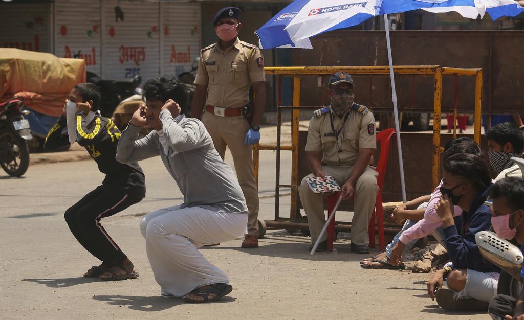 राज्यात सर्वाधिक करोनाबाधितांचा आकडा मुंबई शहरात आहे. परिस्थिती नियंत्रणात आणण्यासाठी प्रशासनाचे शर्थीचे प्रयत्न सुरू आहेत.