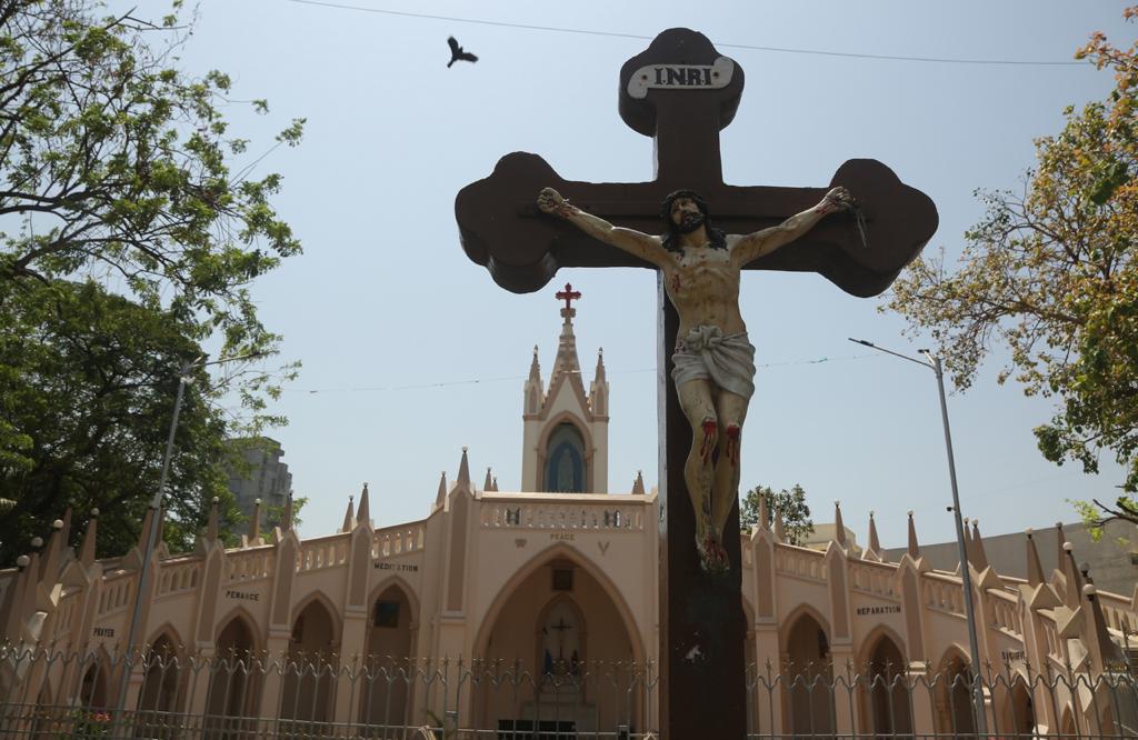 देशभरातील सर्वच चर्च आजच्या गुड फ्रायडेच्या दिवशी बंद असल्याने अनेकांनी व्हिडिओ कॉन्फरन्सिंगद्वारे धर्मगुरुंचे उपदेश ऐकले आणि प्रार्थना केल्या.