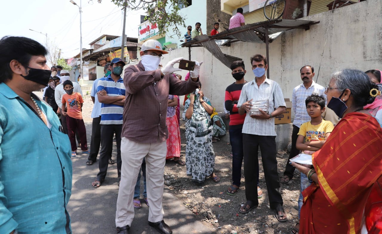लॉकडाउनमुळे रोजंदारी कामगारांच्या पोटापाण्याचा प्रश्न निर्माण झाला आहे.