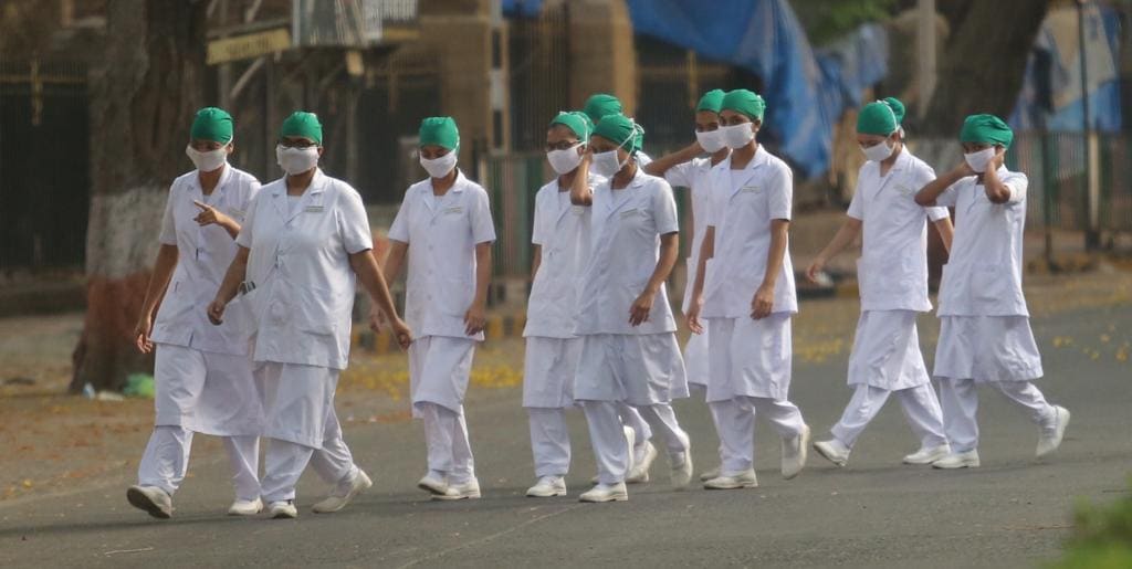 एवढ्या बिकट परिस्थित स्वतःचा जीव धोक्यात घालून ते आपले काम करत आहेत.