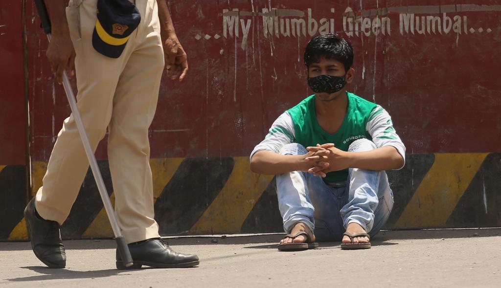 अनेकांना उन्हातान्हातच रस्तायवर बसण्याची शिक्षा देखील दिली जात आहे.