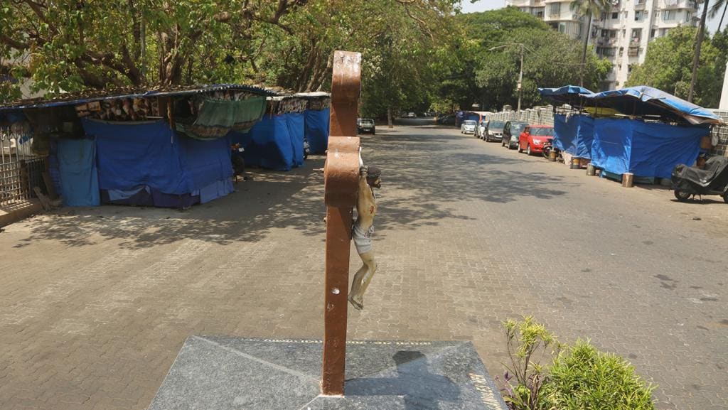 लॉकडाउनमुळे चर्च परिसरातील दुकानंही झाकून पूर्णपणे बंद ठेवण्यात आली आहेत.