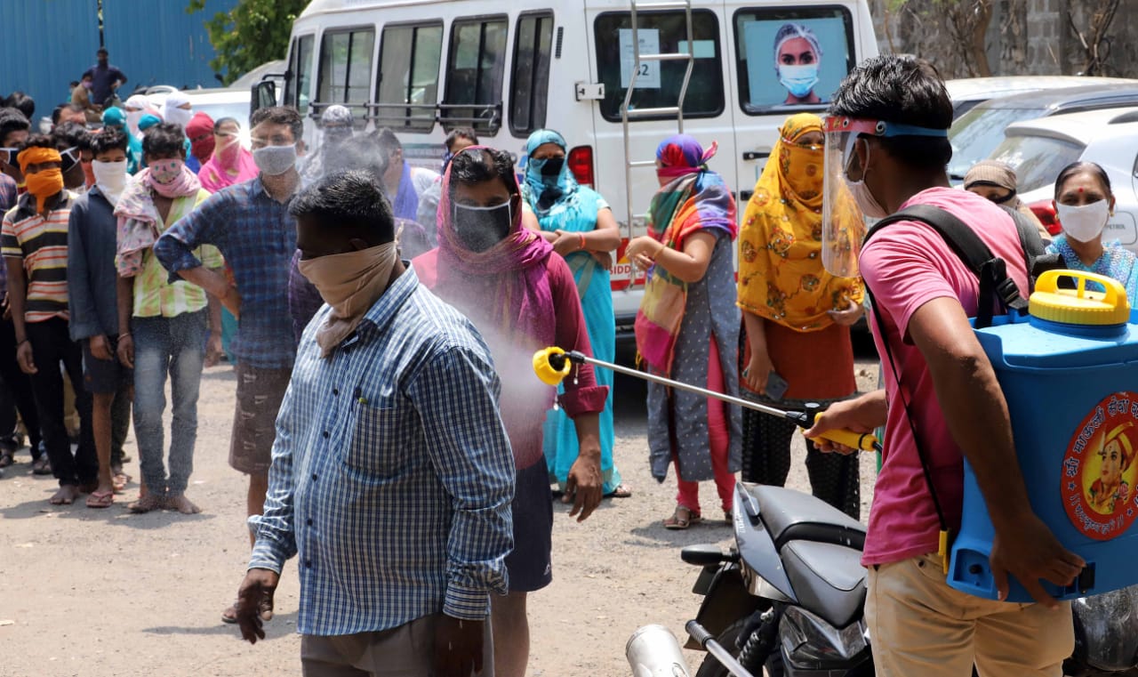 लोकांच्या मदतीसाठी दिवसरात्र एक करणाऱ्या पोलिसांच्या कुटुंबीयांच्या मदतीसाठी काही संस्था पुढे सरसावल्या आहेत.