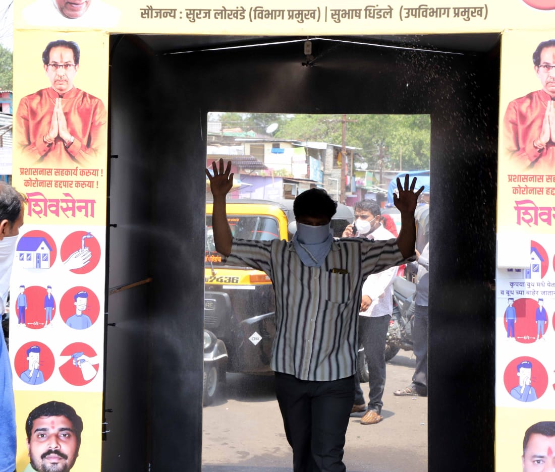 करोनाविरूद्ध लढण्यासाठी राजकीय पक्षांनी पुण्यातील पर्वती भागात सॅनिटायझर टनलची उभारणी केली आहे.