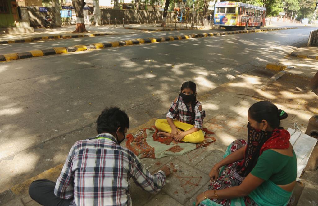 गरिबांसाठी सरकारकडून शहरांमध्ये ५ रुपयांमध्ये शिवभोजन उपलब्ध करुन देण्यात येत आहे. तसेच काही स्वयंसेवी संस्था देखील बेघर लोकांना अन्नदान करीत आहेत.