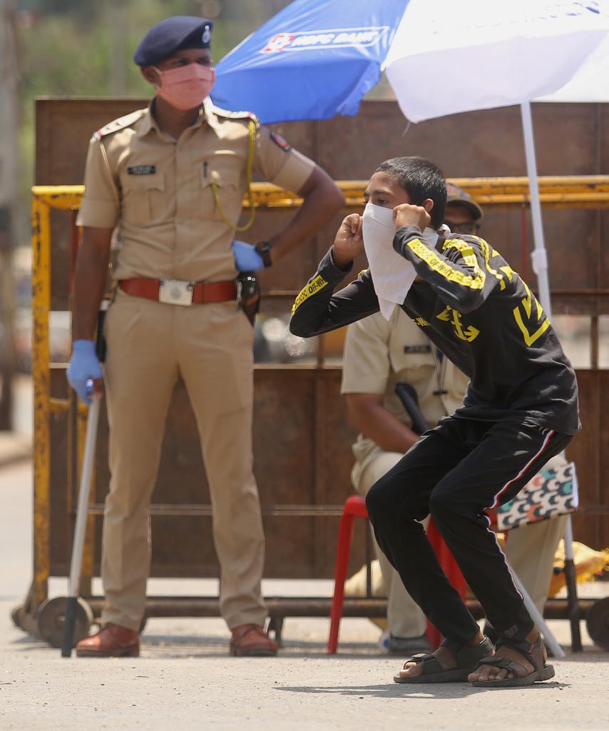 वरळी, ग्रॅन्टरोड, भायखळा आणि आजूबाजूच्या परिसरात करोनाबाधित रुग्णांची संख्या वाढत असल्यामुळे दक्षिण मुंबई परिसर करोनाच्या संसर्गाच्या दृष्टीने अतिसंवेदनशील बनला आहे.