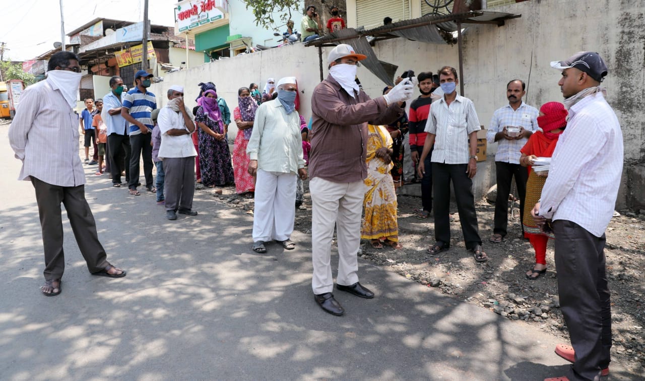 सध्याच्या कठीण परिस्थितीत अल्प मिळकत असलेल्यांसाठी ही शिवभोजन थाळी उपयोगी ठरत आहे.