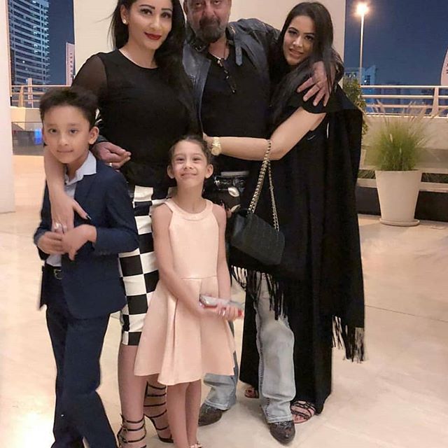 संजय दत्तची पत्नी मान्यता दत्त आणि मुले लॉकडाउनमुळे दुबईमध्ये अडकले आहेत. त्यामुळे सध्या संजय दत्त त्याच्या वांद्रे येथील घरात एकाटाच आहे.
