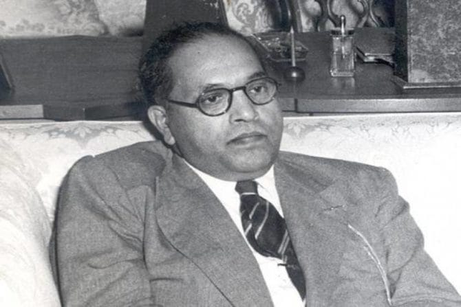 ९. बाबासाहेबांच्या कार्याबद्दल फारशा चर्चिल्या न गेलेल्या गोष्टी :  दुसऱ्या महायुद्धानंतर भारताची आर्थिक घडी बसवण्यात बाबासाहेबांचे मोठे योगदान होते. त्यासाठी नेमलेल्या रिकन्स्ट्रक्शन कमिटी ऑफ काऊन्सिलचे (आरसीसी) सदस्य होते. तत्कालीन राष्ट्रपती राजेंद्र प्रसाद यांनी त्यांच्यावर सिंचन आणि विजेच्या प्रश्नांबाबत जबाबदारी सोपवली होती., 'दामोदर नदी खोरे' आणि 'सोने नदी खोरे' प्रकल्प तसेच देशातील सर्वात मोठ्या 'हिराकुड धरण' प्रकल्पाचे काम बाबासाहेबांच्या अखत्यारित झाले. भारतीय रिझर्व्ह बँकेच्या स्थापनेत आणि लाईफ इन्शुरन्स कॉर्पोरेशन ऑफ इंडिया (एलआयसी)च्या स्थापनेत बाबासाहेबांचा मोठा वाटा होता. 'जय भीम' या घोषणेनंतर देशात 'जय हिंद' ही घोषणा सुरु झाली.
