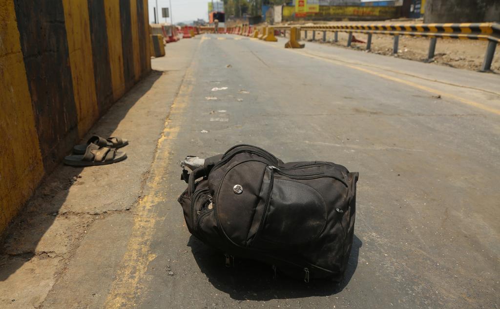 प्रवास इतका मोठा आणि खडतर आहे की कधीकधी हातातलं सामान मागे राहतं...पण मजुरांना आता सामानाची फारशी चिंता नाहीये