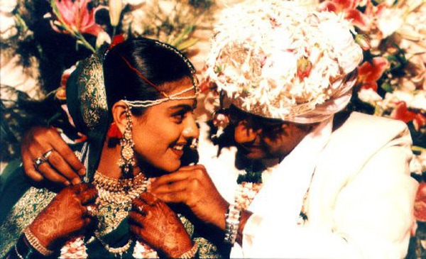 २४ फेब्रुबारी १९९९ मध्ये अजय देवगण आणि काजोलने लग्नगाठ बांधली. अत्यंत साध्या पद्धतीने दोघांनी लग्न केलं. कुटुंबातील काही सदस्यच या लग्नाला उपस्थित होते.