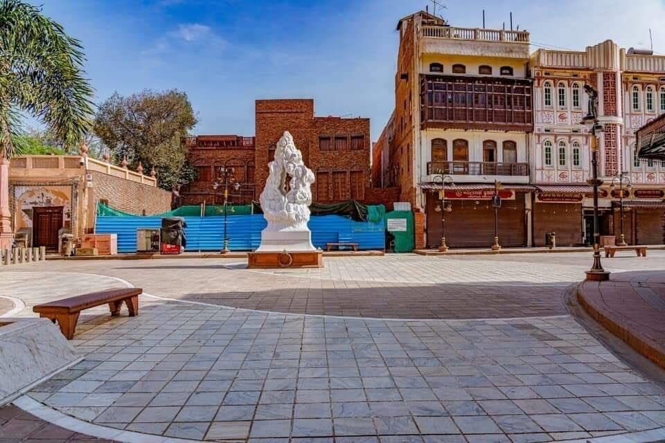 पंजाबमधील अमृतसर शहरात सध्या लॉकडाउनमध्ये अशा प्रकारचं चित्र पहायला मिळतं आहे.