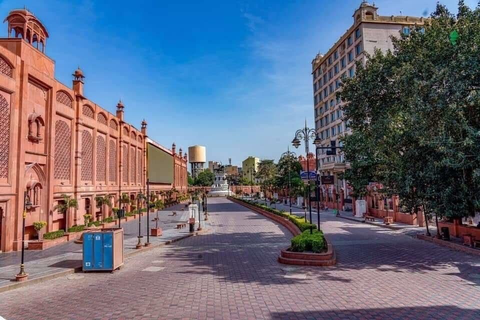 वर्दळीचे रस्ते सध्या रिकामे झाले आहेत, त्यामुळे शांत झालेल्या शहराला एक वेगळंच सौंदर्य प्राप्त झालेलं आहे.