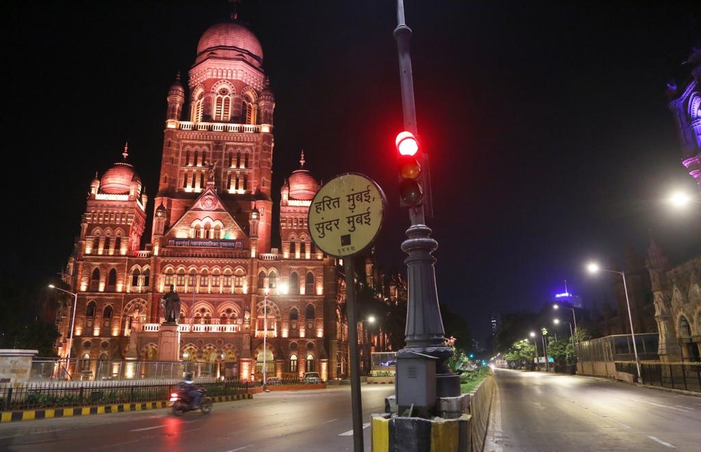सध्याच्या परिस्थितीतीत एका अर्थाने मुंबई खरंच स्वच्छ झालेली आहे. रात्रीचं सौंदर्य यात अधिक भर घालतंय...