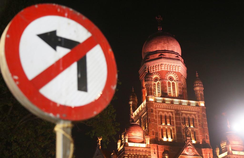करोना विषाणूचा सामना करण्यासाठी संपूर्ण देशभरात लॉकडाउनची घोषणा करण्यात आली आहे. यामुळे नेहमी माणसांच्या गर्दीत फुलून गेलेली मुंबई आता शांत झाली आहे. (सर्व छायाचित्र - प्रशांत नाडकर)