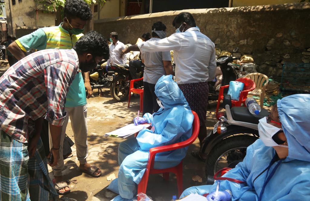 तपासणी करण्यात येत असलेल्या नागरिकांची व्यवस्थित नोंदणी करण्यात आली.
