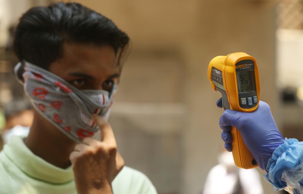 मुंबईतील करोना हॉटस्पॉट ठरलेल्या धारावीत आरोग्य कर्मचाऱ्यांनी इथल्या जनतेची तपासणी केली.