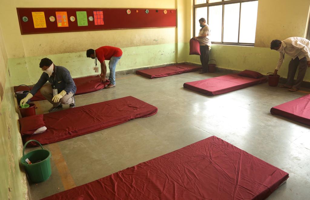 करोनाच्या पार्श्वभूमीवर सध्या बृन्मुंबई महापालिकेचे कर्मचारी रुग्णांसाठी क्वारंटाइन सुविधा शिबिराची तयारी करत आहेत. (सर्व फोटो – प्रशांत नाडकर)