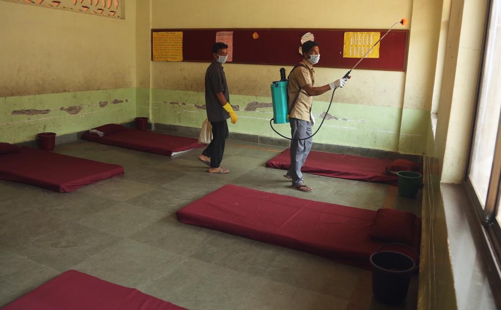 आशियातील सर्वात मोठी झोपडपट्टी म्हणून ओळखल्या जाणाऱ्या धारावीत करोना बाधितांचा आकडा कमालीचा वाढत आहे.