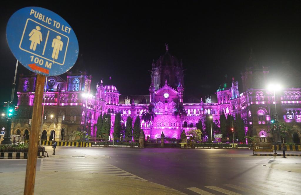 मुंबई CSMT स्थानकाचं रात्रीच्या वेळचं विहंगम दृष्य