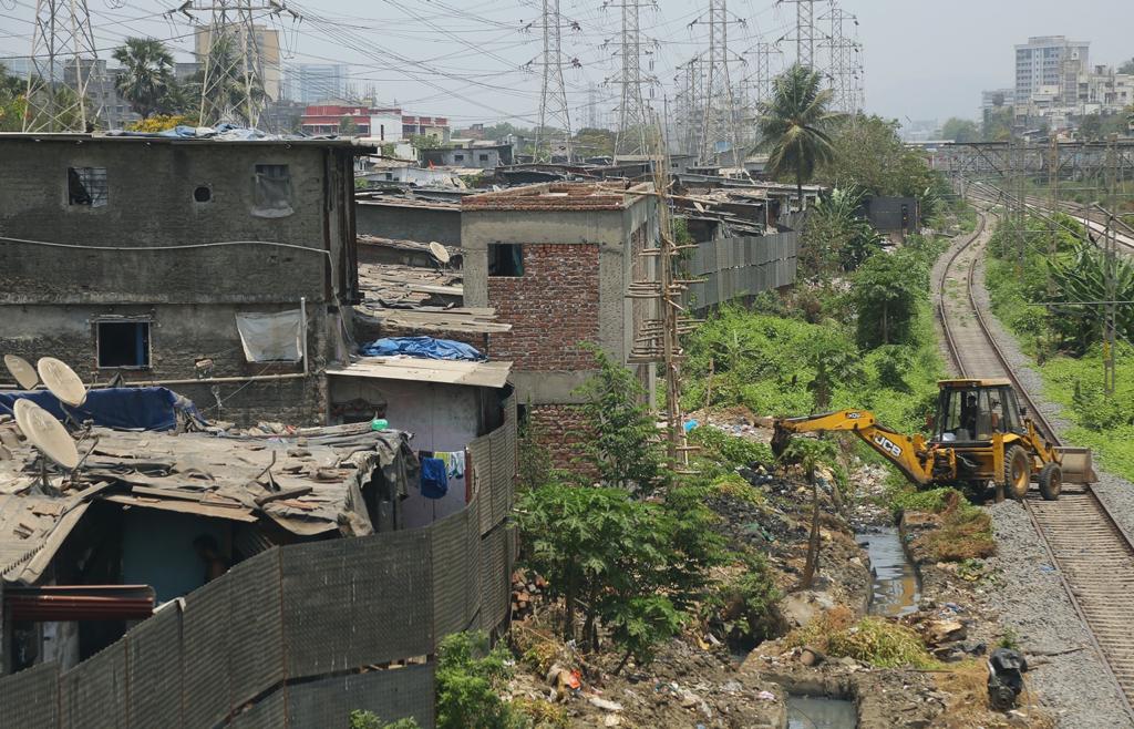 सध्या लॉकडाउनच्या पार्श्वभूमीवर अनेक कामं ठप्प झालेली आहेत.