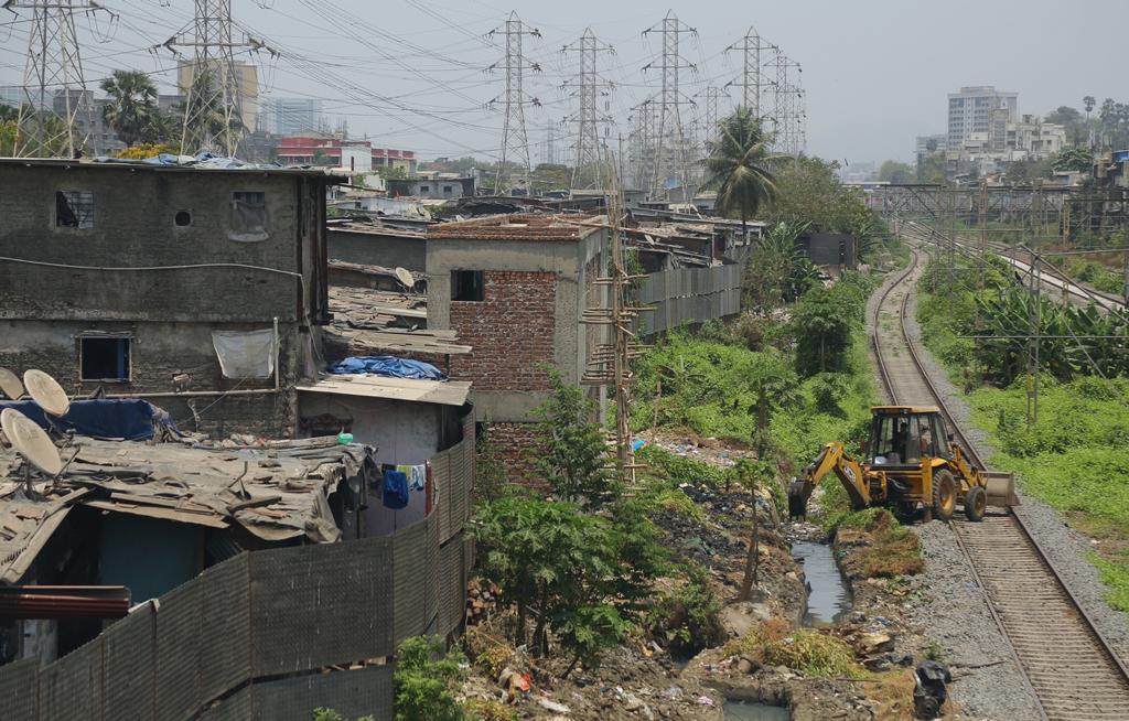 पावसाळ्यातील संभाव्य अडचणी लक्षात घेऊन आतापासूनच रेल्वे प्रशासन तयारीला लागले आहे.
