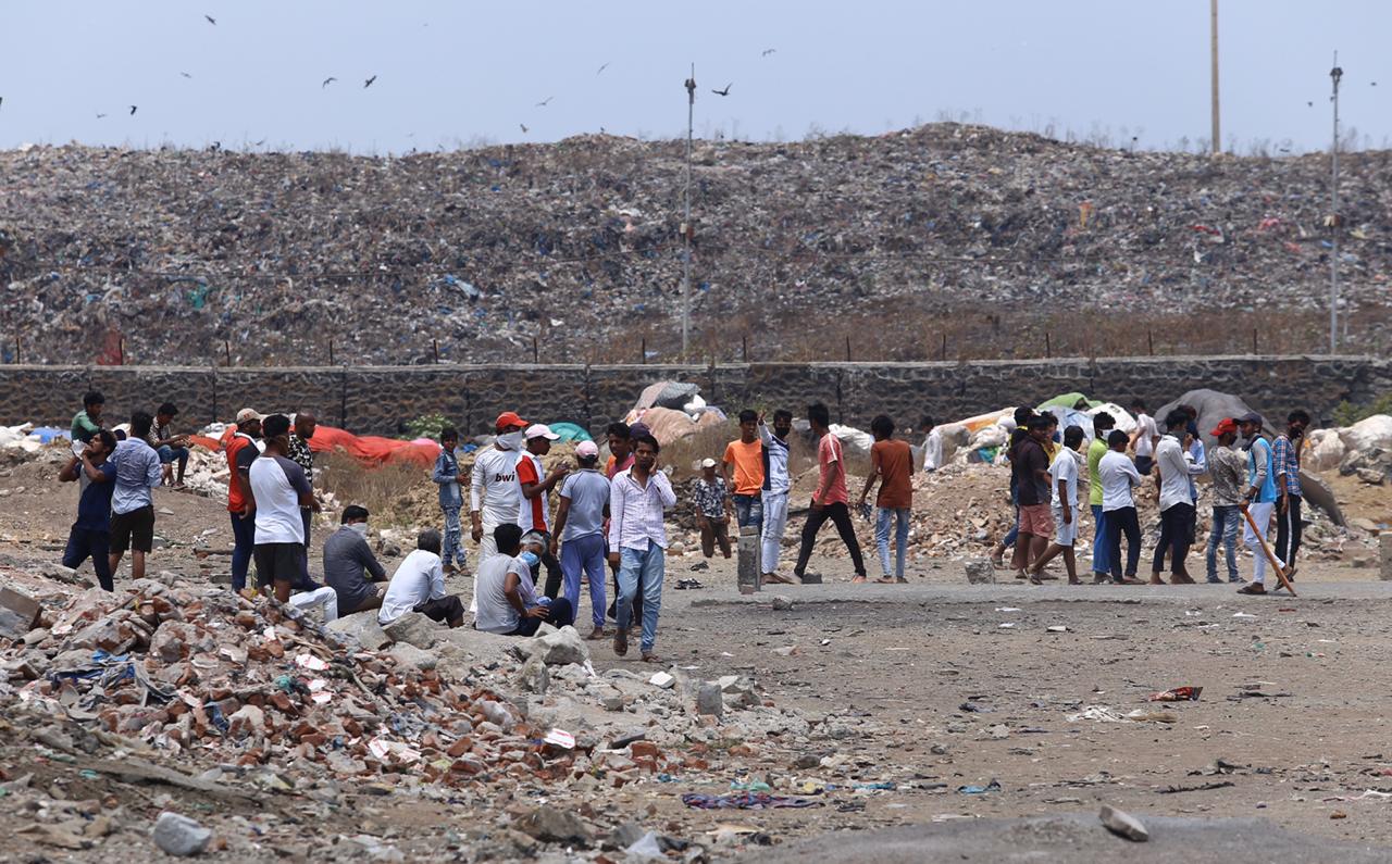 करोनाच्या पार्श्वभूमीवर लॉकडाउनची घोषणा केलेली आहे. ( सर्व फोटो – अमित चक्रवर्ती )