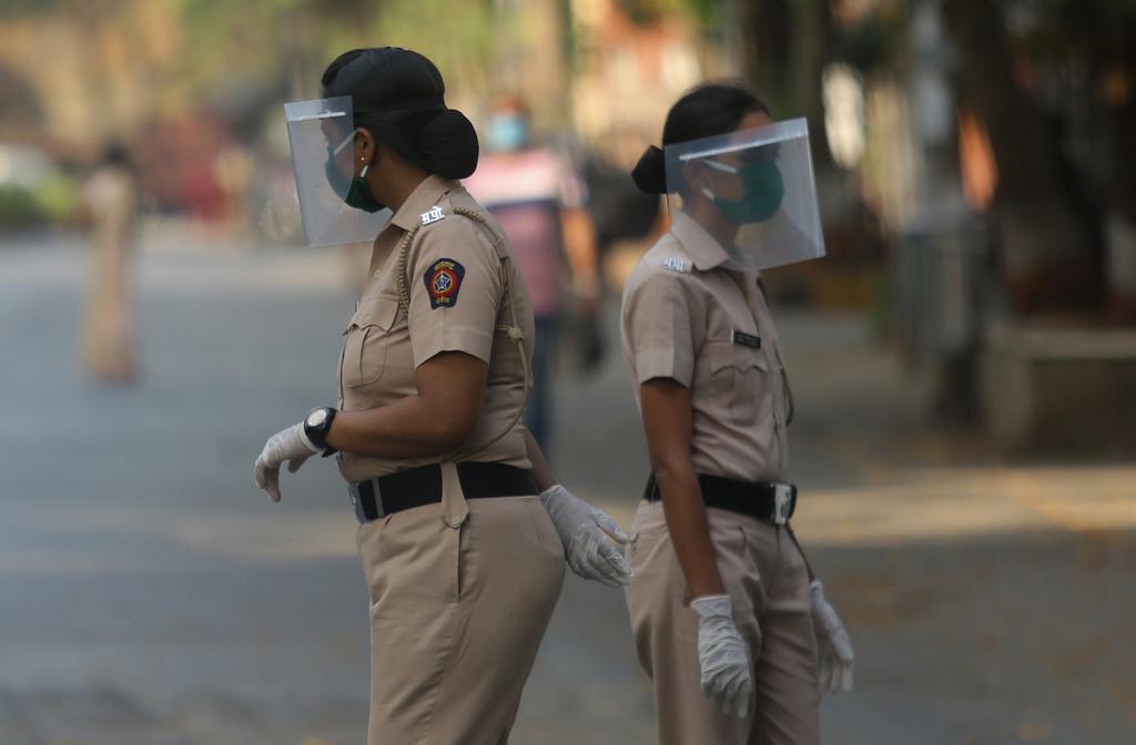 करोनाची लागण झालेला रुग्ण आढळून आल्यानंतर तो संपूर्ण परिसर सील करण्यात येतो. हा परिसर कंटेनमेंट झोन म्हणून घोषित केला जातो.