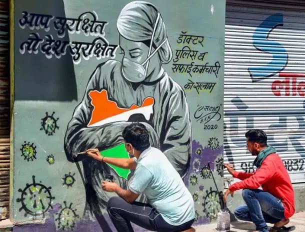 करोनानं जग निराशेच्या गर्तेकडे झुकत चाललं आहे. सर्व काही विस्कळीत झालं आहे. लोक घरांमध्ये बंदिस्त झाले आहेत. सगळ्यांच्या एकाच गोष्टीकडं लागल्या आहेत. त्या म्हणजे करोनाचं संकट कधी थांबणार? अशा बिकट अवस्थेतही जगभरातील कलाकारांच्या कलेला नवे धुमारे फुटले आहेत. कलेच्या माध्यमातून हे कलाकार करोनाच्या संकटातून पुन्हा उभारी घेण्याला बळ देणारे चित्र रेखाटत आहेत. करोनाच्या या साथीला तोंड देण्यासाठी डॉक्टरांसह वैद्यकीय क्षेत्रातील कर्मचारी जीव हातावर ठेवून दिवसरात्र काम करत आहेत. त्यांच्याविषयीचा आदरभाव व्यक्त करणारे पेटिंग राजस्थानमधील बिकानेर शहरात रेखाटण्यात आलं आहे. (फोटो सौजन्य : पीटीआय)