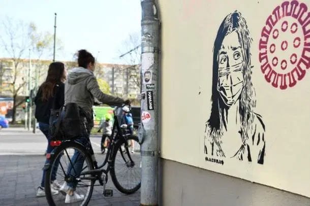 जर्मनीतील बर्लिन शहरात रेखाटण्यात आलेली ग्राफिटी. (फोटो सौजन्य : Reuters)