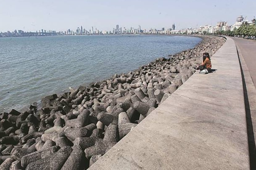 राज्यात काही भागात करोनाग्रस्तांची संख्या जास्त आहे. तर काही जिल्ह्यात एकही करोनाचा रुग्ण नाही. त्यामुळे सर्वच जिल्ह्यांमधील व्यवहार बंद न ठेवता, ज्या जिल्ह्यात करोनाचा शिरकाव झालेला नाही. अशा जिल्ह्यात व्यवहार सुरू करण्यासाठी सरकारकडून पावलं उचलली जात आहेत.