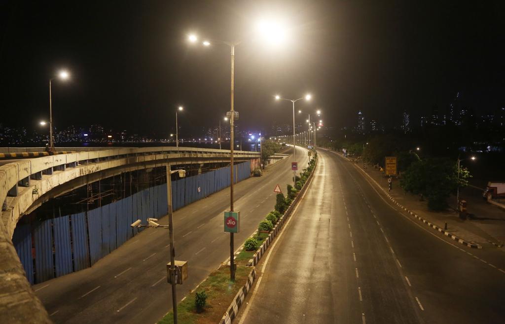 सतत माणसांची गर्दी आणि वाहनांची वर्दळ याची सवय झालेल्या मुंबईतल्या या रस्त्यांचं रात्रीतलं हे चित्र पाहण्यासारखं आहे
